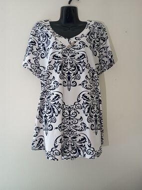 Short Sleeve V-Neck Tunic Tee in White with Black Damask Print
